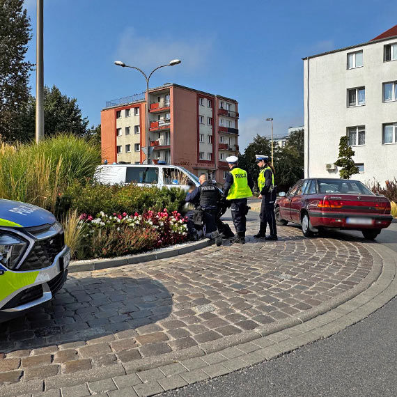 Kierowca nie zatrzyma si do kontroli, pocig zakoczy si na rondzie przy Galerii Corso