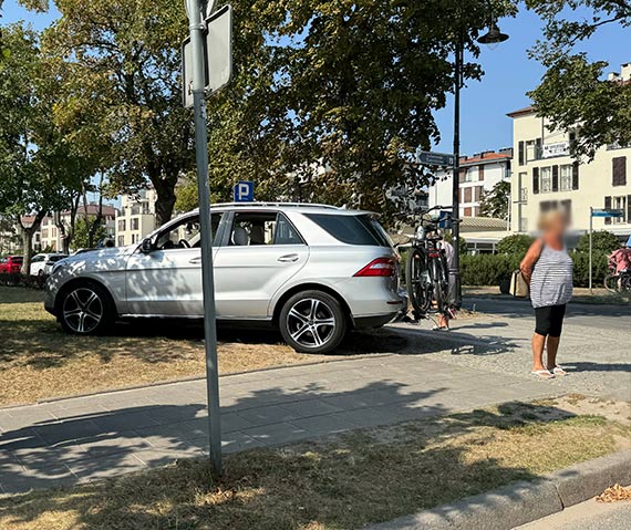  Sezonowy chaos na drogach winoujcia: Auta na chodnikach i trawnikach