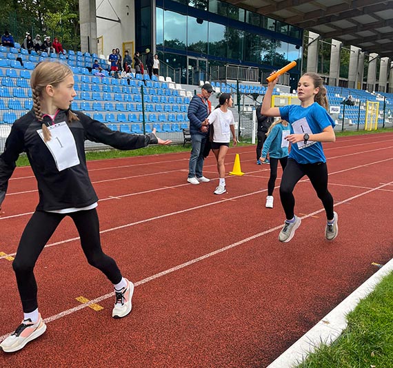 Sztafetowe biegi przeajowe z udziaem szkolnych sportowcw