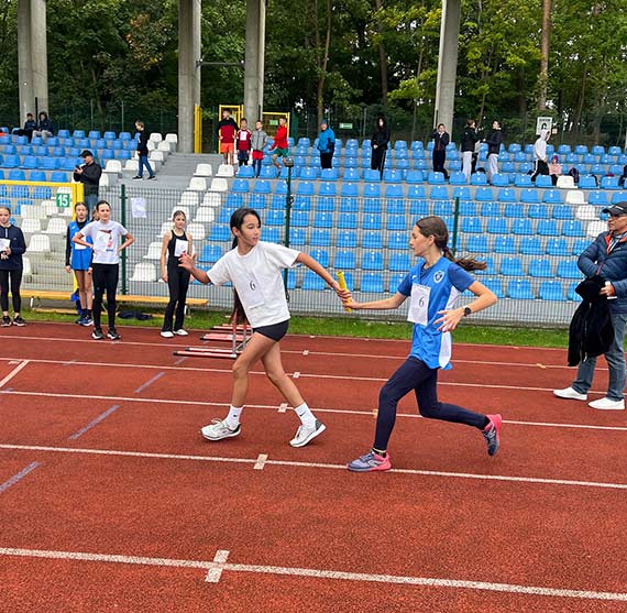 Sztafetowe biegi przeajowe z udziaem szkolnych sportowcw