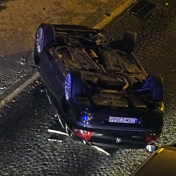 Dachowanie na ulicy Monte Cassino. Kierowca zbieg z miejsca wypadku