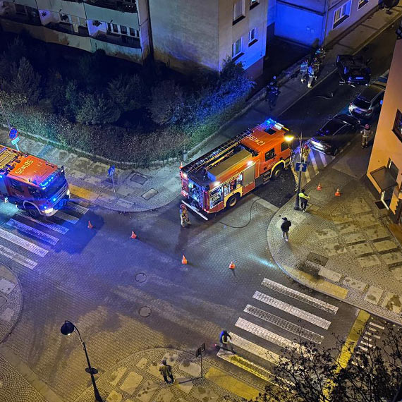 Dachowanie na ulicy Monte Cassino. Kierowca zbieg z miejsca wypadku