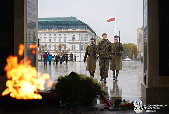 Uroczysta warta zachodniopomorskich Terytorialsw przy Grobie Nieznanego onierza