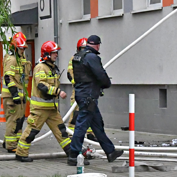 Policjant wszed do poncego mieszkania, aby ratowa mczyzn