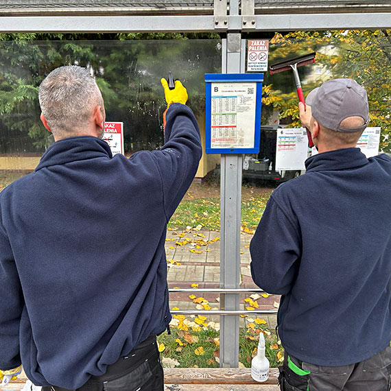 Trwa szorowanie przystankw autobusowych