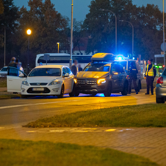 Zdarzenie drogowe z udziaem Mercedesa i Forda