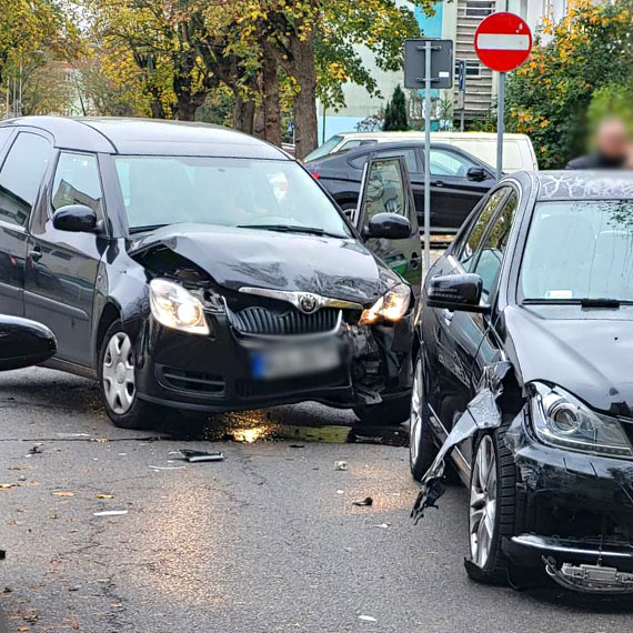 Zderzenie samochodw  na skrzyowaniu Staszica z Rybaki – dwie osoby poszkodowane