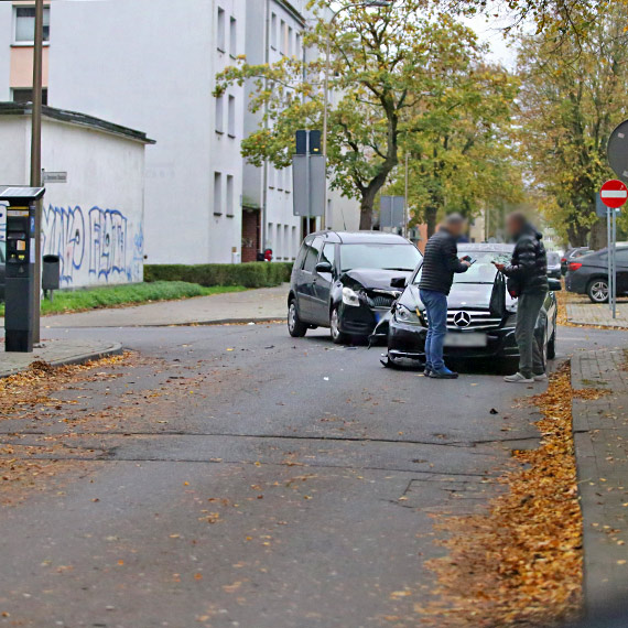 Zderzenie samochodw  na skrzyowaniu Staszica z Rybaki – dwie osoby poszkodowane