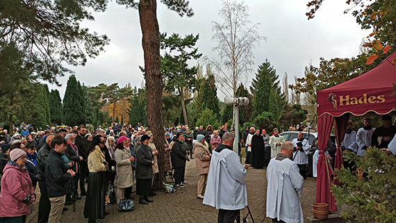 Naszych zmarych wspominalimy z modlitw na cmentarnych alejkach. Dzi przywoujemy pami spoczywajcych na morskim dnie