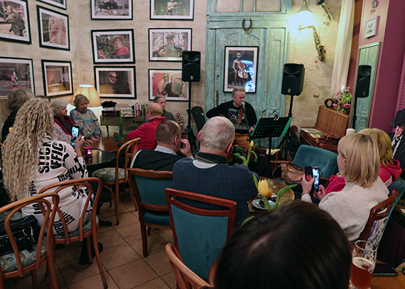 Janusz Urzykowski przypomnia Cohena. Nastrojowy sobotni wieczr w El Papa Hemingway. W niedziel na deptaku Bohaterw Wrzenia kolejne muzyczne popoudnie