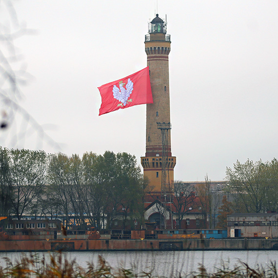 Historyczna flaga powiewa na latarni morskiej w winoujciu 