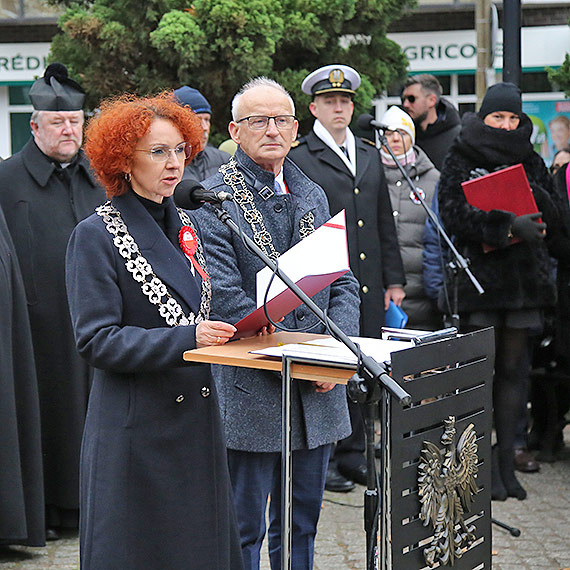 Historyczna flaga na latarni, grochwka na placu Wolnoci. 11 listopada  winoujcie byo gone, radosne i biao-czerwone. Zobacz film!