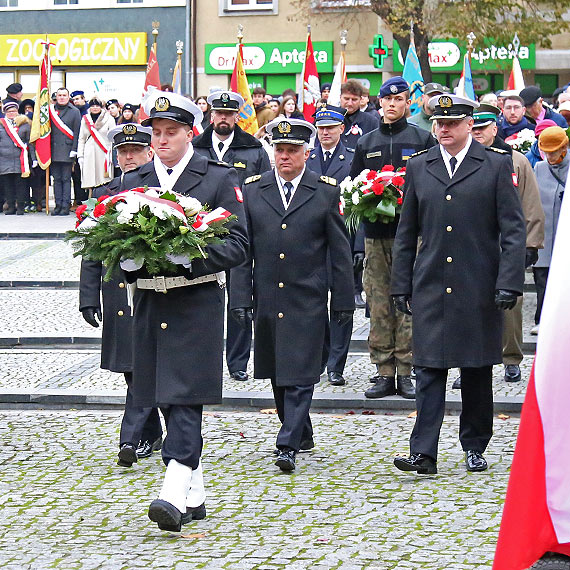 Historyczna flaga na latarni, grochwka na placu Wolnoci. 11 listopada  winoujcie byo gone, radosne i biao-czerwone. Zobacz film!