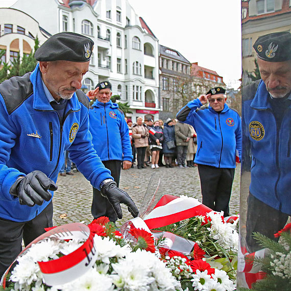 Historyczna flaga na latarni, grochwka na placu Wolnoci. 11 listopada  winoujcie byo gone, radosne i biao-czerwone. Zobacz film!