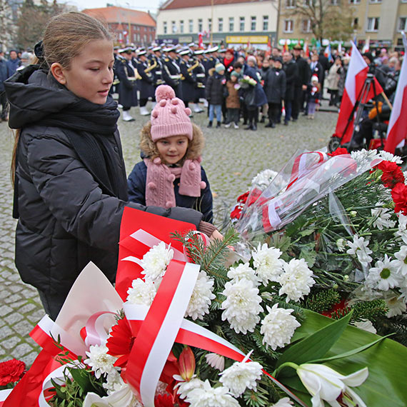 Historyczna flaga na latarni, grochwka na placu Wolnoci. 11 listopada  winoujcie byo gone, radosne i biao-czerwone. Zobacz film!