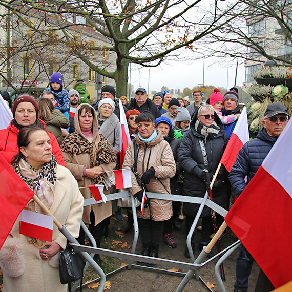 Historyczna flaga na latarni, grochwka na placu Wolnoci. 11 listopada  winoujcie byo gone, radosne i biao-czerwone. Zobacz film!