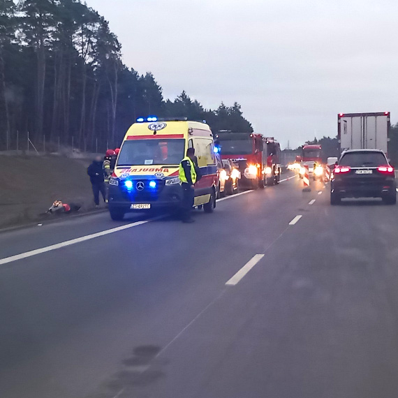 Motocyklista uderzy w tablic kierujc na ulicy Woliskiej