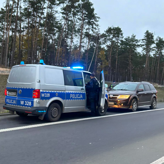 Motocyklista uderzy w tablic kierujc na ulicy Woliskiej