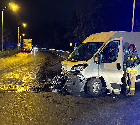 Niebezpieczne zdarzenie na Woliskiej: wyciek paliwa po zderzeniu dostawczaka z ciarwk