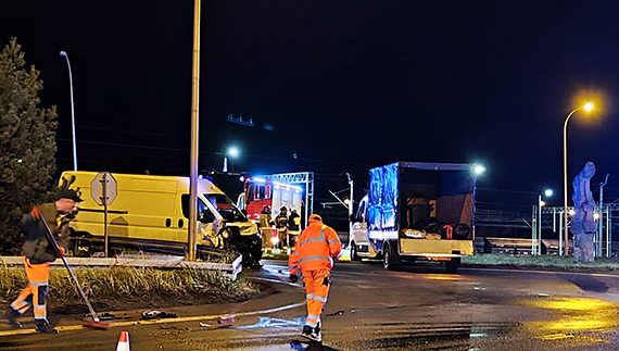 Niebezpieczne zdarzenie na Woliskiej: wyciek paliwa po zderzeniu dostawczaka z ciarwk