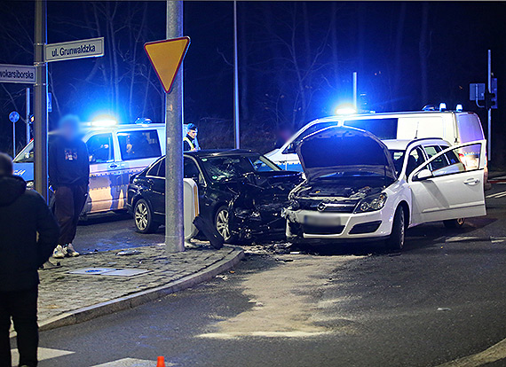 Skrzyowanie Grunwaldzkiej i Nowokarsiborskiej: Mercedes i Opel zniszczone, sprawca zatrzymany