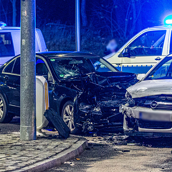 Skrzyowanie Grunwaldzkiej i Nowokarsiborskiej: Mercedes i Opel zniszczone, sprawca zatrzymany