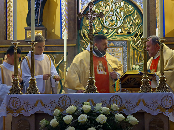 Tygodniowe rekolekcje poprzedziy podnios uroczysto w sanktuarium Chrystusa Krla. W niedziel 24 listopada wsplnota witowaa parafialny odpust