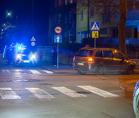 Grony wypadek na ulicy Pisudskiego – 30-latek uderzy samochodem w drzewo