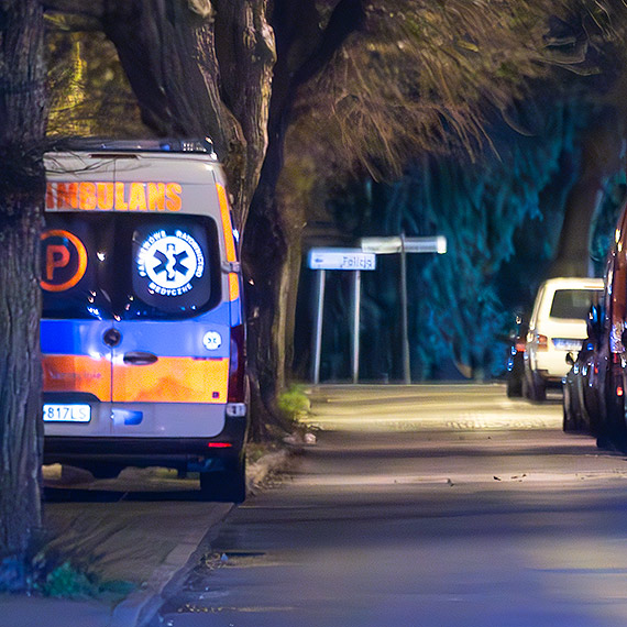 Grony wypadek na ulicy Pisudskiego – 30-latek uderzy samochodem w drzewo