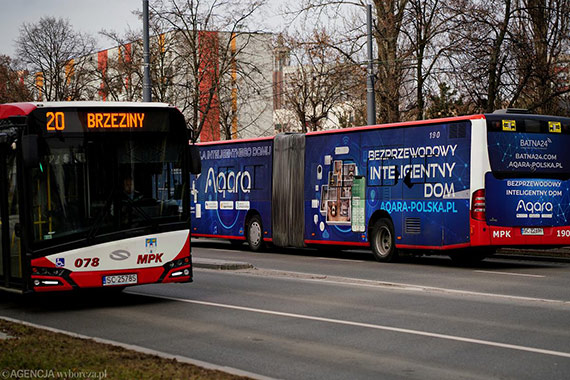 Reklamy na autobusach KA: Bezpieczestwo pasaerw czy estetyka marketingowa?