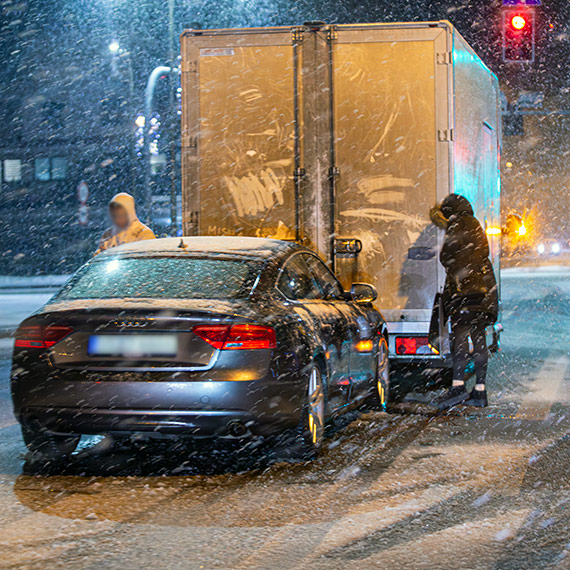 Audi na niemieckich blachach w ty dostawczaka – nieg da si we znaki