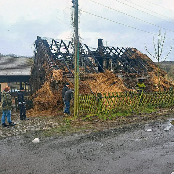 Tragiczny poar w Wapnicy – rodzina z dziemi stracia dom. Pommy im przetrwa zim i odbudowa przyszo!