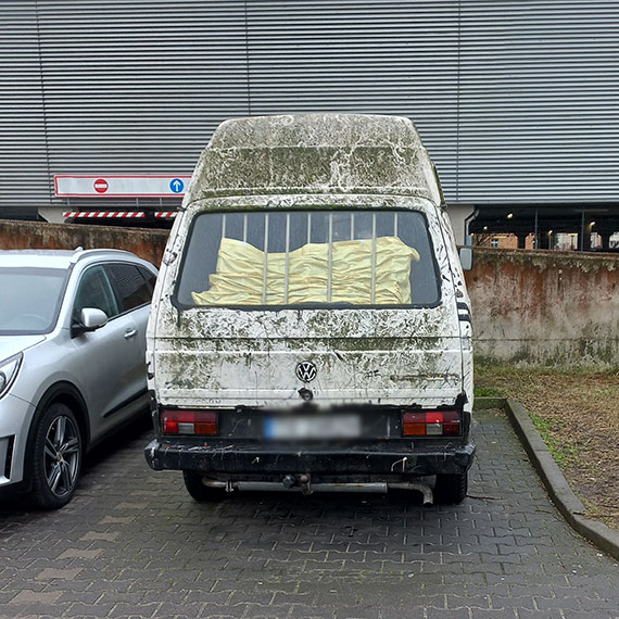 Szpetny wrak czy legalnie zaparkowane auto? Problem estetyki na parkingu przy Orliku