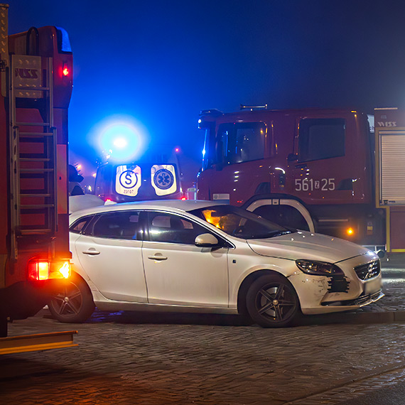 Kolizja dwch aut na ulicy Matejki. Dwie osoby poszkodowane odmwiy transportu do szpitala