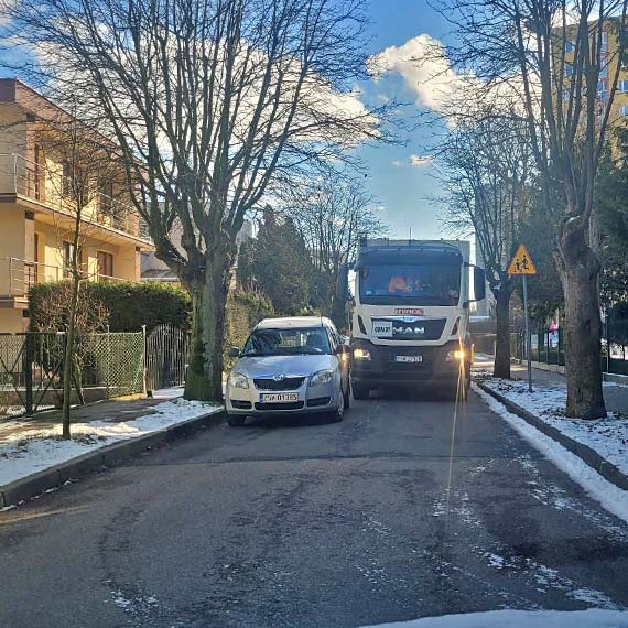 Nieprzemylane parkowanie utrudnia prac sub komunalnych w winoujciu