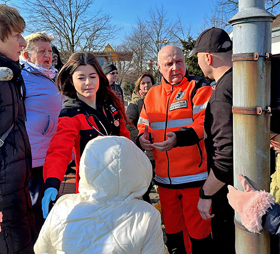 Ratownik medyczny, czyli radny z PO na ratunek zwolenniczki PiS-u – kuriozalna scena na spotkaniu z Karolem Nawrockim. Zobacz film!