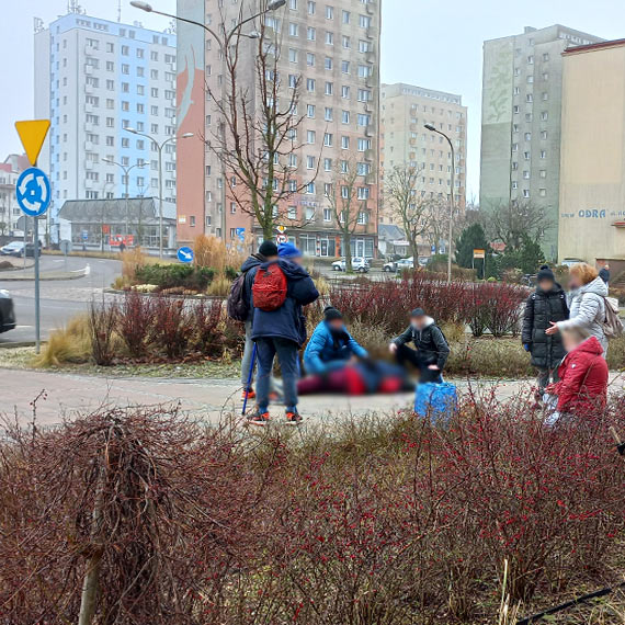 Upadek 66-letniej kobiety przy CORSO. Na miejsce wezwano pogotowie ratunkowe