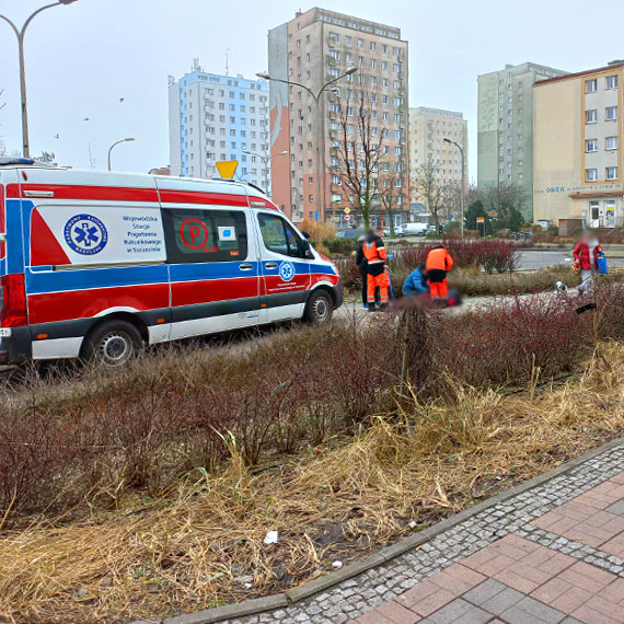 Upadek 66-letniej kobiety przy CORSO. Na miejsce wezwano pogotowie ratunkowe