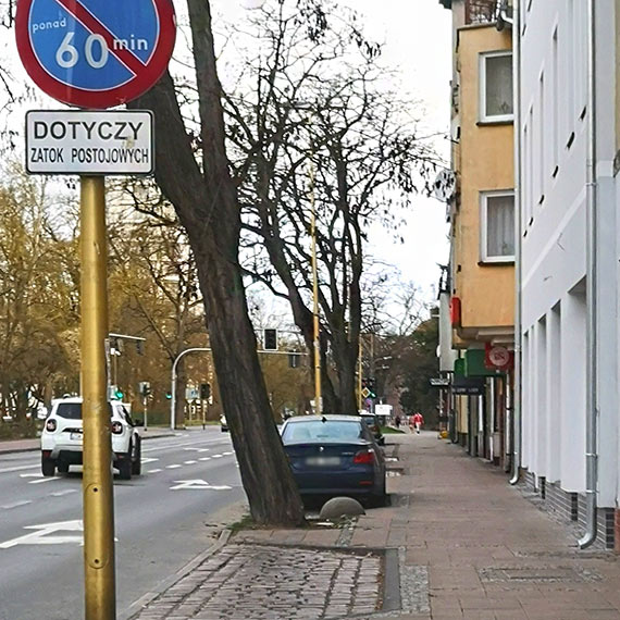 Kierowca zignorowa znak i zablokowa zatoczk. Reakcja stray miejskiej