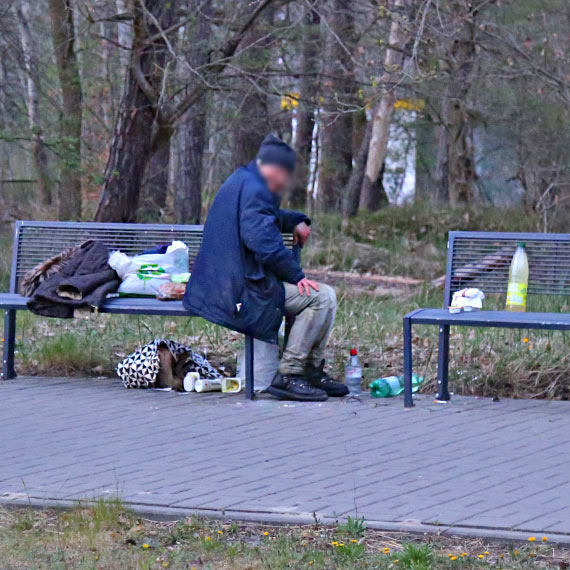 Gdzie jestecie, kiedy naprawd trzeba pomc? Bezdomna kobieta koczuje na awce