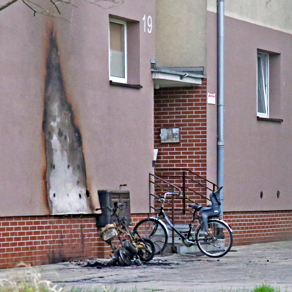 Nocny poar motocykla przy Grunwaldzkiej. Ogie uszkodzi elewacj budynku