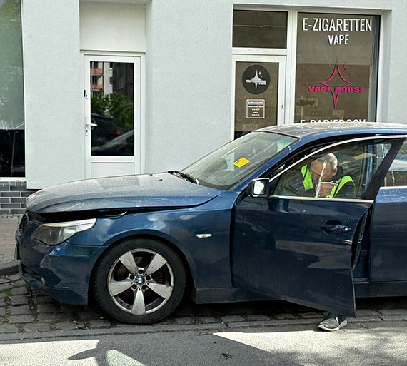 Stał tygodniami mimo zakazu. Straż miejska założyła blokadę, kierowca odjechał. Zgadnijcie ile zapłacił mandatu