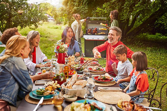 Kiełbasa królową grilla! Raport „Grillowe zwyczaje Polaków” 2025 na majówkę