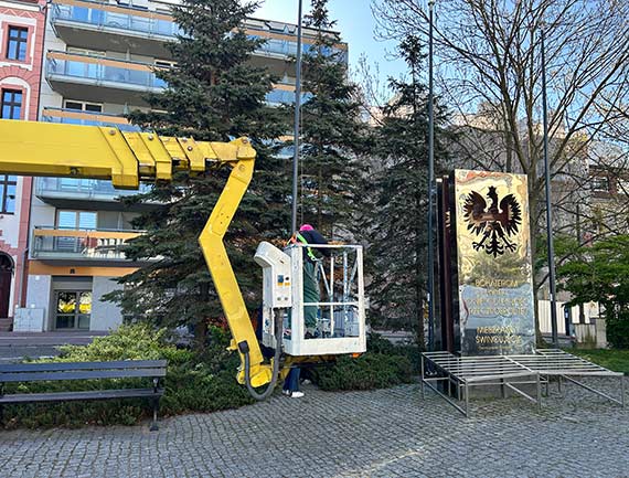 Wandale uszkodzili maszty flagowe na Placu Sowiaskim