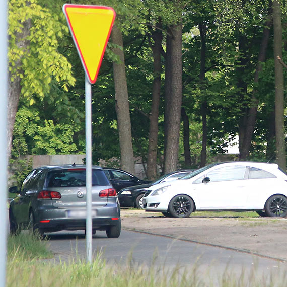 Samochodem po chodniku przy ul. Grunwaldzkiej