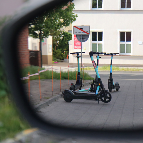 Bezmyślność na dwóch kółkach. Hulajnogi blokują drogę