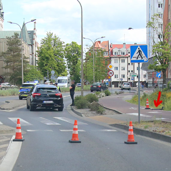 Wjecha hulajnog na przejcie dla pieszych