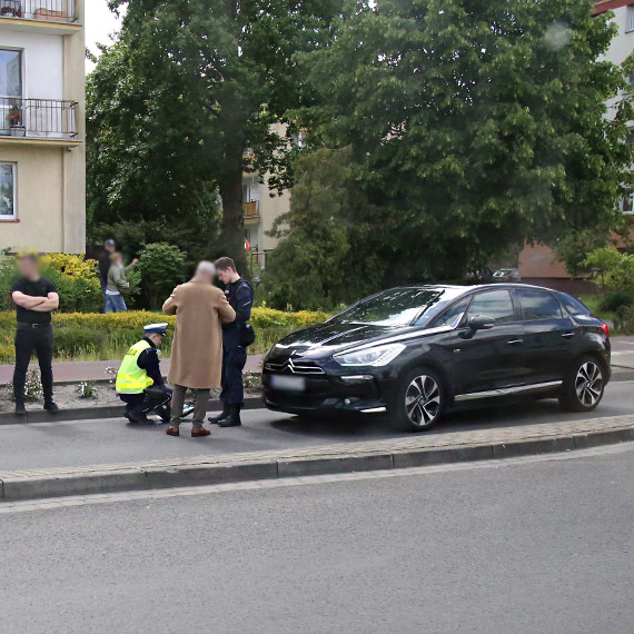 Wjechał hulajnogą na przejście dla pieszych