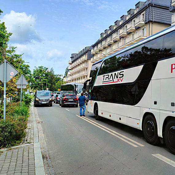 Autokary przy hotelu na Sowackiego znw utrudniaj ruch. Miasto wydzierawio miejsca, ale to nie rozwizuje problemu
