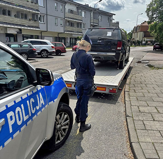 Zostawi lawet z autem na rodku drogi. Tumaczy, e „na chwil”
